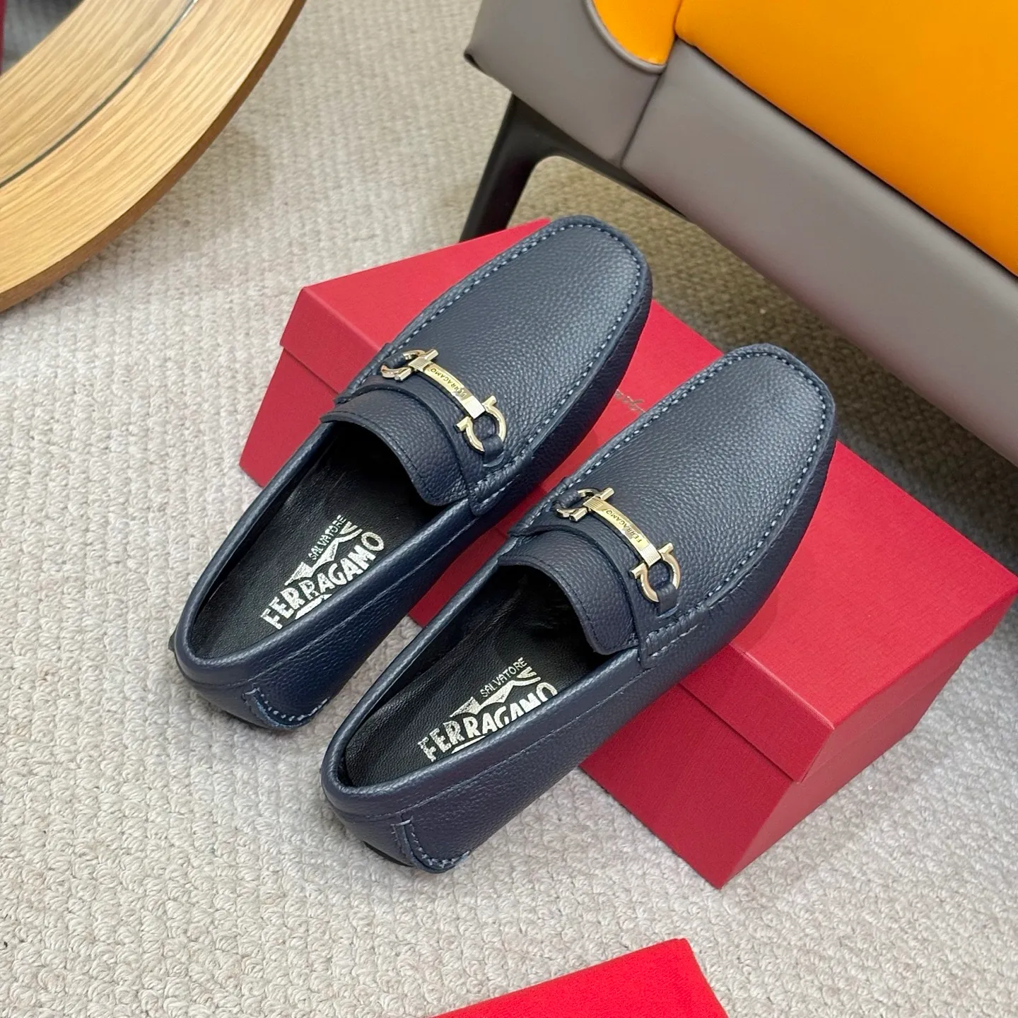Men's men's shoes 💰420 (Yangli) Ferragamo 〰Ferragamo 2⃣️0⃣️2⃣️5️⃣ New series 👊🏻 Upper 🇮🇹 Italian imported calfskin, original outsole molding. Water-dyed sheepskin lining. The identity of every successful man is set off, and the upper and lower shoes are elegant and stable🚶🏻🚶🏻The high-end custom counter original replica is an eternal classic🔍️Number of codes: 38-46 with counter packaging